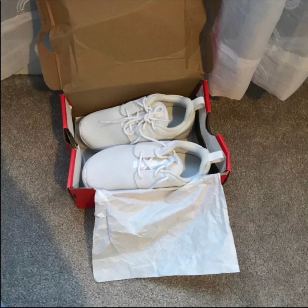 KIDS WHITE NIKE ROSHE RUNS